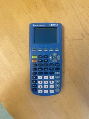 Blå Texas TI-82 räknare - Säljer min  blå grafräknare från Texas Instruments, modell TI-82 Stats. Räknaren har en stor display, många funktionsknappar och drivs av fyra AAA-batterier. Perfekt för matte, statistik och naturvetenskapliga ämnen.  Pris kan diskuteras vid snabb och smidig affär 