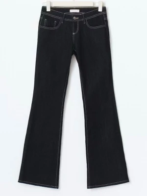 Svarta/ mörkblå bootcut jeans med kontrastsömmar - Snygga svarta bootcut jeans med vita sömmar. Dom har blivit en del slitna ner till annars i vanligt skick. Storlek 36 från Gina tricot. 💕