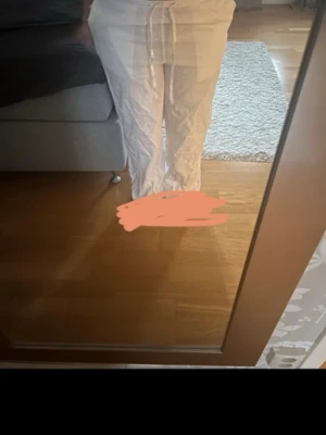 Vita linnebyxor med dragsko - Snygga och luftiga vita linnebyxor med dragsko i midjan. Perfekt nu till sommaren 😍 Är bara testade, ej använda. Hör av er för mer bilder 💓Har prislapp kvar!