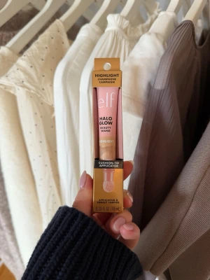 Elf highlighter wand - champagne - Säljer en helt ny highlighter wand ifrån Elf i nyansen champagne. En dupe för Charlotte Tilburys highlighter wand. Hör gärna av dig vid frågor❤️