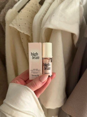 Benefit high beam highlighter - Säljer en liquid highlighter från Benefit som heter High Beam. Nyansen heter satiny pink och är en fin ljus rosa. Perfekt storlek och är lätt att arbeta med för ett naturligt glow. Hör gärna av dig vid funderingar❤️