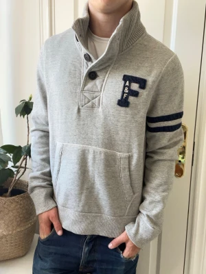 Abercrombie and fitch tröja tjock  - Abercrombie and fitch tröja, Inga defekter! Modellen i bilderna är 180 cm 75 kg och bär Storlek M , Kom med frågor! 🌟 (Kan gå ned i pris vid köp av paket 😉) 