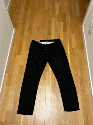 Acne jeans - Snygga svarta acne jeans som är slim fit och i storleken 30. Kontakta mig vid fler frågor!