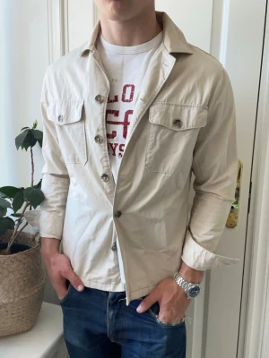 East west overshirt  - East west overshirt, ganska använd, många små fläckar som ni ser, finns några fler men dom är dom största.  Modellen i bilderna är 180 cm 75 kg och bär Storlek S , Kom med frågor! 🌟 (Kan gå ned i pris vid köp av paket 😉) 