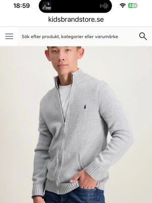🔥 Ralph Lauren Zip Knit – Clean och stilren 🔥 - Säljer en grå Ralph Lauren zip-up knit i riktigt snyggt skick. Sjukt clean modell med den klassiska blå RL-loggan som passar perfekt till jeans, cargos eller chinos.  ✅ Stilren & lätt att matcha ✅ Skön och varm kvalitet ✅ Perfekt till vardag/skola ✅ Inga konstiga slitningar eller fläckar  Ger verkligen en clean old money-look som många vill ha just nu 👌  📦 BONUS: Slänger även med en liten överraskning i paketet 👀
