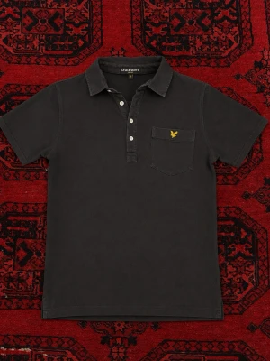 VINTAGE Pike från Lyle & Scott - Snygg vintage piké perfekt för sommaren och för att styla outfits | skick 8/10 utan några defekter. | Storlek S men passar även XS | Längd : 62 cm | Bredd : 41 cm | tvättats och fräschas upp innan frakt! Pris går att diskutera vid snabbaffär / bundle köp! 💯