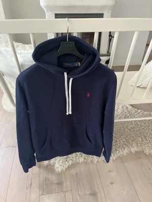 Ralph Lauren hoodie  - Skön raffe hoodie i storlek M. Använd men fint skick mycket kvar att ge! Pris 725kr. MVH Simon 