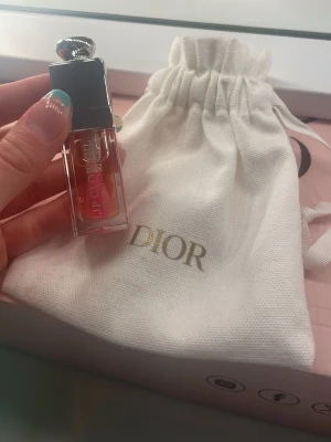 Dior Lip Glow Oil läppglans rosa 001  - Säljer ett Dior Lip Glow Oil läppglans i en snygg rosa nyans. Endast testad en gång. Påsen tillkommer 💕
