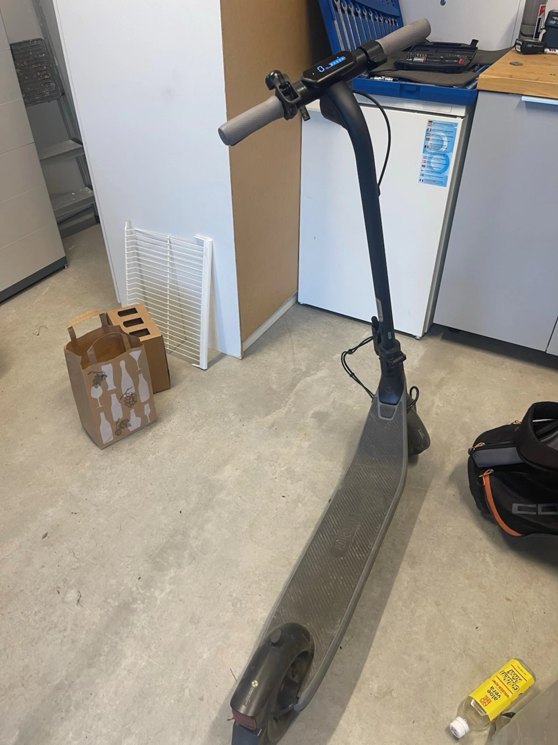 Svart elscooter  - 1