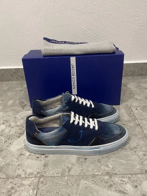 Jacob Cohën Sneakers - Helt Nya Jacob Cohen Skor || Storlek 42 || Nypris ca 7000kr || Mitt pris 3299kr || Box och Dustbag medföljer vid köp || Tveka inte på att höra av dig vid frågor eller funderingar 
