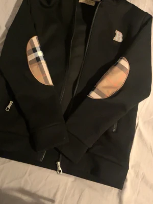 Svart hoodie med Burberry-detaljer - Burberry hoodie