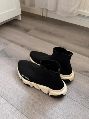 Sneakers - Väldigt clean look och man ser att de använts såklart. Tyvärr har jag varken box eller kvitto och därmed säljer jag dem för ett rimligt pris. Vill du ha en specifik bild på skorna för att identifiera dem kan jag lösa det också.     Frågor? Det är bara att höra av sig.