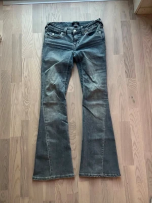 True religion jeans - Ljusblåa jeans från true religion, använd 3 gånger men är för stora och lite för långa för mig på 162cm, då dom är för långa har de blivit något slitet längst ner men inte mycket och inget som syns så tydligt, storlek 27, pris kan diskuteras