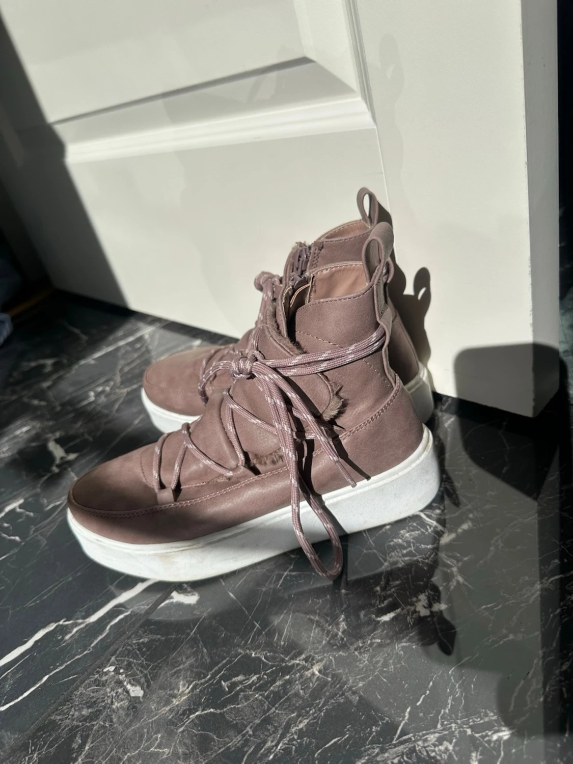 Ljuslila höga sneakers med platåsula