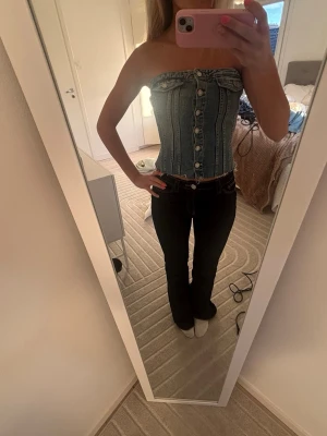 Blå denim topp Zara - Säljer nu min blå jeans topp från Zara som e såååå snygg o najs till sommaren. Älskar denna då den verkligen passar till allt!