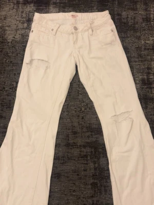 Vita bootcut jeans med slitningar - säljer dessa vita jeans då de va för korta på mig. Köpte dom på vinted av en tjej som endast använt dom två gånger och jag har själv aldrig använt de 💞💞