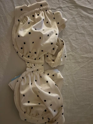 Vit prickig bikini topp  - Suuuper snygg Bikini topp från Hm. Enbart testad,lappen är kvar och allt. Svin snygg till sommaren 