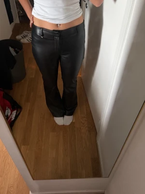 Skinnbyxor - Säljer dessa skin byxor i storlek L längd 36 jag är 180cm