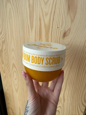 Sol de Janeiro Bum Bum Body Scrub - Bum Bum Body Scrub från Sol de Janeiro. Storlek 220 gram. Jag har testat den så den är inte helt full💕 har man inte bacillskräck så går der ju bra, osäker på om någon vill köpa den men gör ett försök :)