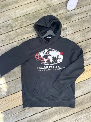 Helmut Lang hoodie  - Sällsynt Helmut Lang hoodie, i grymt skick , Storlek M sitter bra på folk som vanligtvis har M, går ej att få tag på ny, skriv vid intresse🙏🏻