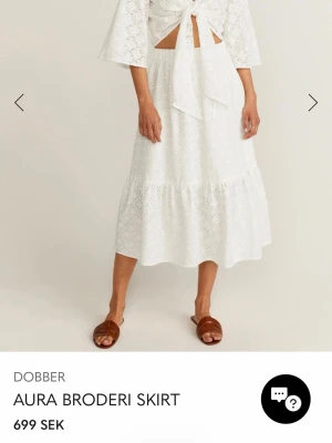 Vit kjol från Dobber - Vit långkjol från Dobber i luftig bomull med volangdetaljer. Kjolen har elastisk midja och är i storlek S. Använd fåtal gånger då jag inte var ett fan av längden på kjolen. Som ny, inga defekter☺️