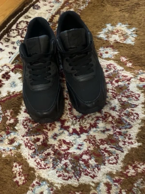 Svarta Nike Air Max 90 sneakers - Säljer mina Air Max 90’s eftersom att jag inte använder den för den är för stor för mig, har använt den i cirka 3 veckor. De finns inga skador på den, skorna är typ helt nya.