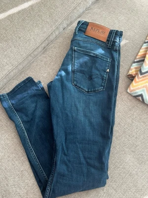 Mörkblå jeans från Replay - Säljer dessa mörkblå replay jeans i strl: 28:32 lite mindre skavanker men inget man tänker på! Hör gärna av dig om du är intresserad.