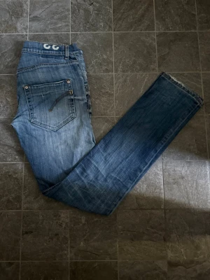 Dondup Jeans - Säljer dessa riktigt feta Dondup jeansen. I modell Sam med riktigt feta slitningar. Storlek 33.