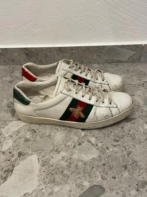Gucci Ace Bee - Gucci Ace Bee || Storlek 44 (UK 9,5) Inermåttet är 28,5cm || Skorna är i okej skick, slitage förekommer (se bilder) || Mitt pris 1499kr || Tveka inte på att höra av dig vid frågor eller funderingar 
