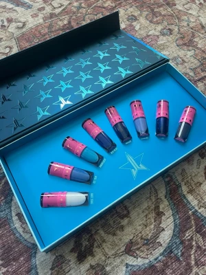 Jeffree Star Blue Blooded mini velour liquid lipstick - Säljer ett Blue Blooded läppstift set från Jeffree Star Cosmetics med 8 flytande läppstift i olika blå och lila nyanser. Färgerna inkluderar Drug Lord, Ice Tray, Jawbreaker, Blue Velvet, Abused, Diamond, Titanic och Medusa. Enbart swatchade, sedan har jag bara haft denna box i min samling. Då jag inte vill öppna varje läppstift för att kontrollera konsistens så kan det hända att någon är lite torkad, men de är ju lätta att rädda med exempelvis Duraline isf. Säljes i befintligt skick.
