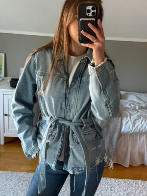 Oversized ljusblå jeansjacka med bälte - Sååå snygg jeansjacka från Zara, perfekt färg till sommaren. Köptes förra sommaren men har tyvärr inte kommit till användning; endast en gång. Nypris ca 600 kr.🥰🌸