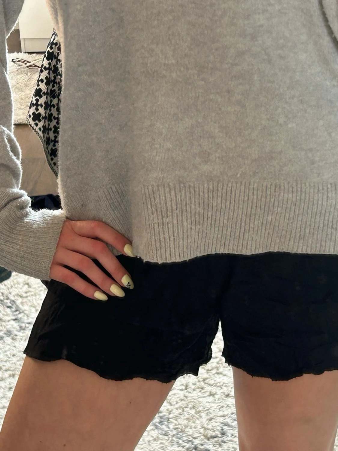 Svarta loose shorts i satin-look - 1