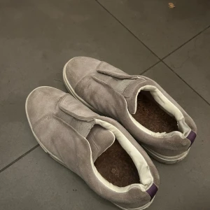 Grå sneakers från Eytys - Skit coola och bra skick, går att tvätta och borsta mockan så ser de iprincip nya ut. Skit najs till hösten