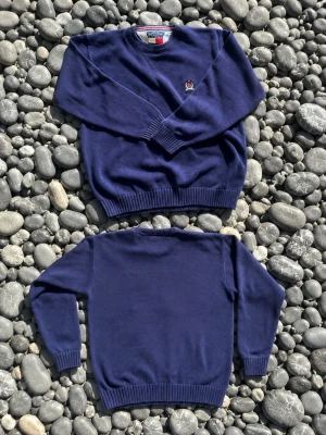 Marinblå stickad tröja Tommy Hilfiger - Fin mörkblå tröja från Tommy hilfiger! Våga fråga om de är något du undrar eller om du är intresserad!.
