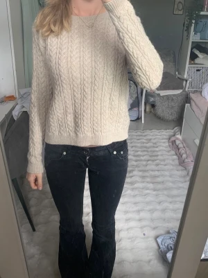 Stickad beige kofta - Tröjan är lite stickig, men märks inte av så mycket💓