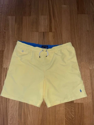 Polo Ralph Lauren badbyxor - Gul och blå Ralph Lauren badbyxor. Storlek 18-20, sitter som storlek M. Bra skick