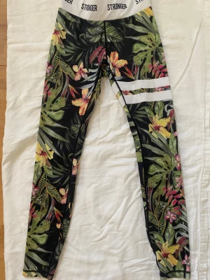 Stronger leggings med tropiskt mönster - Färgglada leggings från Stronger med tropiskt blommönster