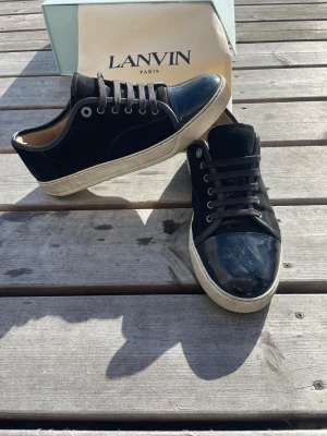 Lanvin skor  - Säljer nu ett par feta lanvin skor i storlek UK 7= ca 41-42! Se defekt på bild! Liten slitning i hälen! Inget man märker av! Perfekt till sommaren! Hör av er vid minnsta lilla fundering! Dustbag, box och nya skosnören ingår!
