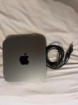 Apple Mac Mini stationär dator - Säljer en stilren och kompakt Apple Mac Mini i silverfärgad aluminium. Datorn har flera portar, inklusive USB, HDMI, Thunderbolt och ethernet. Perfekt för dig som vill ha en kraftfull stationär dator i smidigt format. Skriv om ni vill veta mer om spexen