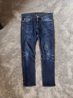 Arket Selvedge Jeans - Feta selvedge jeans ifrån arket. Storlek 28. Har fått snygga fades och kommer få ännu mer vid användning. Mått: A:41 B:71 C:25 D:21 E:16. Totala längden: 95📐 Passar 175 perfekt. Hör av er vid frågor!🤝 Fraktar inom 24h