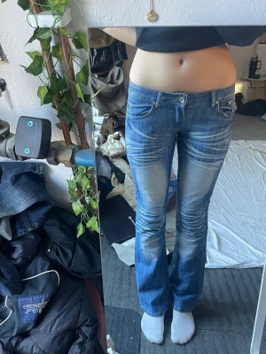 Coola jeans - Bra skick! Storlek står som L men skulle mer säga m, jag är 180 mått: midjemått rakt över 37+ mycket stretch innerbenslängd 83,5
