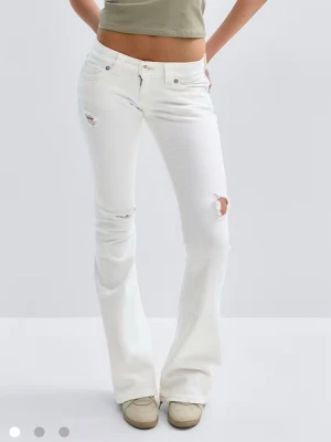 Vita bootcut jeans med slitningar - jättesnygga vita jeans från gina me slitningar