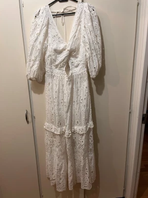 Lång spets klänning Asos Edition strl 40 - Lång vit klänning från Asos Edition i strl 40. Material: 100% bomull. Dragkedja baktill, underkjol. Mycket fint skick. 