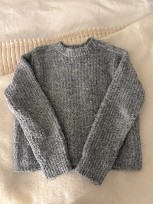 grå stickad tröja - köpt på vera moda men märket är pieces inga defekter  nypris: 499kr