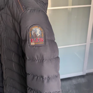 Parajumpers - Parajumpers jacka i modellen irene, färg marinblå. Strl XS men passar även S, bra skick! 💙