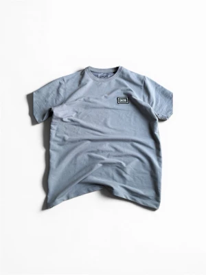 Ljusgrå tshirt - En ljusblå kortärmad T-shirt i mjukt material med rund halsringning. Den har en avslappnad passform.