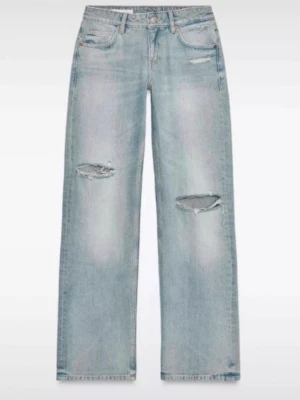 Jeans med hål från Zara - Säljer ett par ljusblå jeans med raka ben och coola slitningar på båda knäna. Köpta på vinted i helt nyskick och har ändast testat de. Storlek 34😇😇🩷