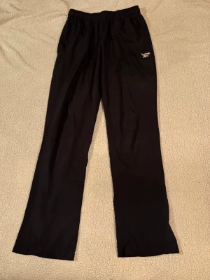 Reebok Woven Pants - Reebok Woven pants i storlek S (herrstorlek). I mycket fint skick. Byxorna är hel svarta, inga fläckar eller andra defekter.