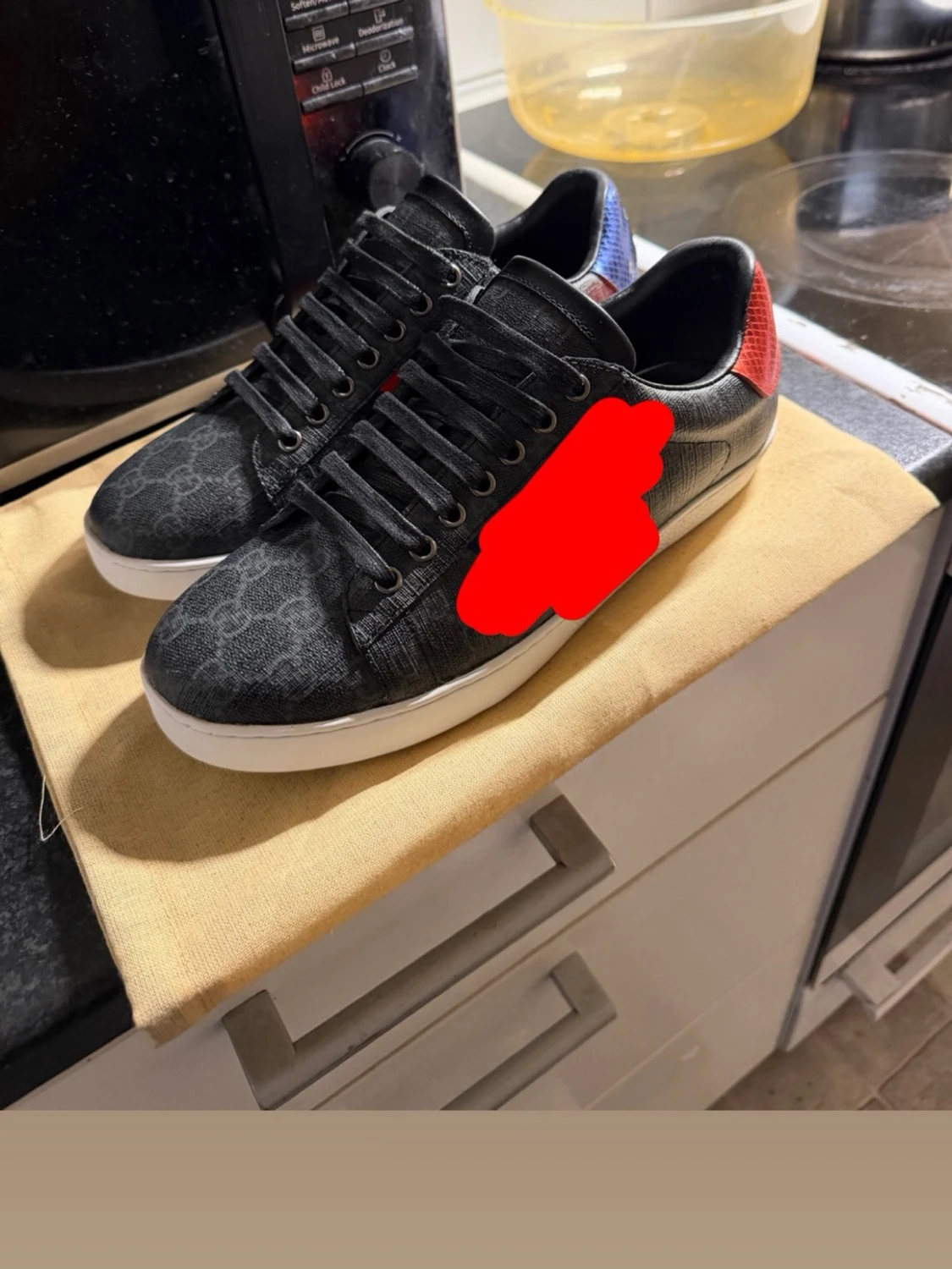 Svarta sneakers med mönster och färgdetaljer - 1