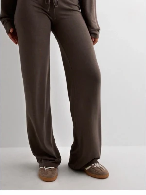 My chill pants  - Mysiga byxor från Nelly (my chill pants) med brunt material. Byxorna är långa och avslappnade. Perfekt för chill dagar hemma. Helt oanvända prislappen är Tillomed kvar orkade bara inte lämna tillbaka